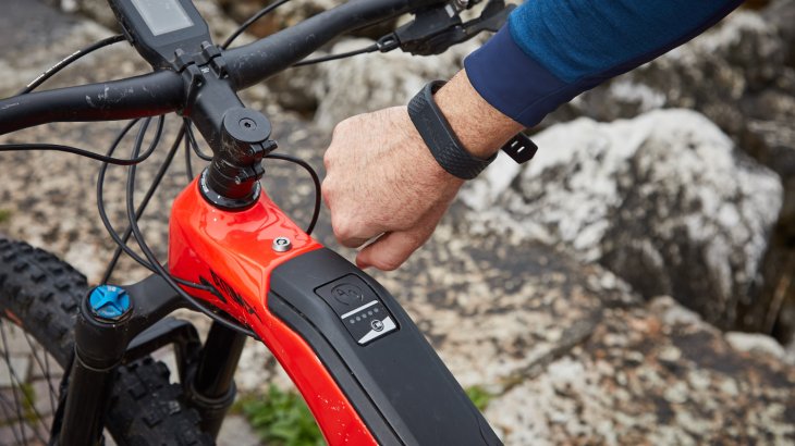 Mit smartem Armband kann der Akku entriegelt werden. Mit smartem Armband kann der Akku entriegelt werden.