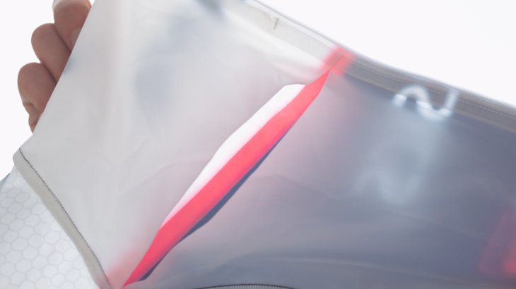 Graphene webs were printed on the entire inside of the suit, which ensure that the torso is cooled. Based on the new double pocket system - also on the inside of the suit, which is used for storing ice and beverage bags - the graphene directs the cold to selected areas of the upper body and to the lasts. Graphene webs were printed on the entire inside of the suit, which ensure that the torso is cooled. Based on the new double pocket system - also on the inside of the suit, which is used for storing ice and beverage bags - the graphene directs the cold to selected areas of the upper body and to the lasts.