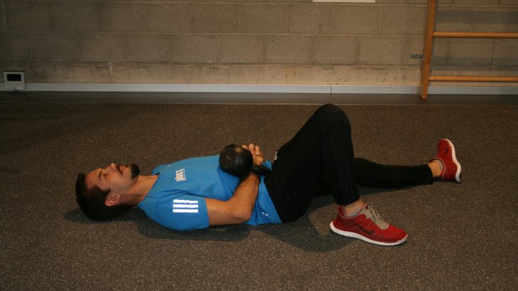 Bring the kettlebell to the stomach while you turn on your backs.