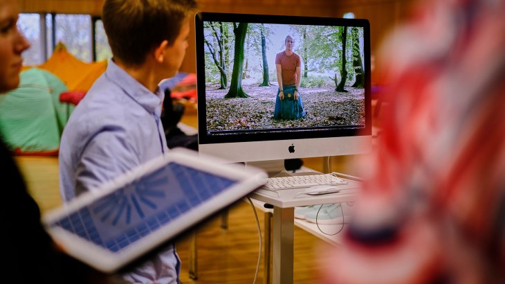 Screening der Bewerbungsvideos Jedes Start-up reicht ein Bewerbungsvideo ein, das von der Jury angesehen und diskutiert wird.