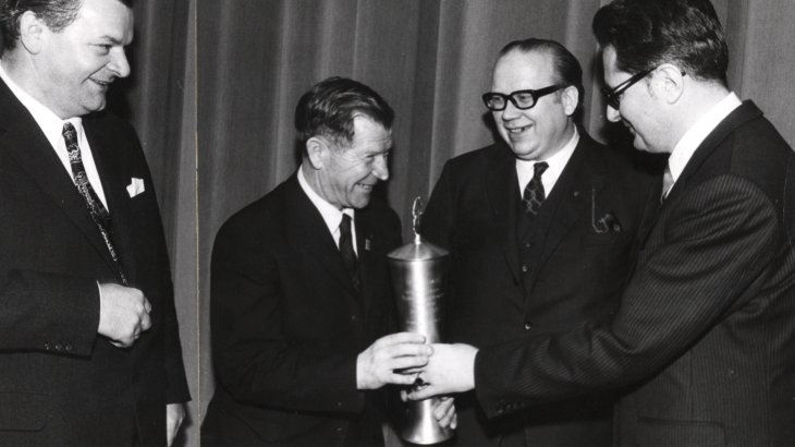 Der erste ISPO Pokal ging 1971 an den Norweger Birger Ruud (*1911; † 13. Juni 1998). Der Pokalträger war legendärer Skispringer und Skirennläufer – er galt als einer der weltweit besten Skispringer der 1930er Jahre. 1932 und 1936 gewann er jeweils olympisches Gold beim Springen von der Großschanze. Er stellte auch zwei Schanzenrekorde auf und wurde fünfmal Weltmeister. Der erste ISPO Pokal ging 1971 an den Norweger Birger Ruud (*1911; † 13. Juni 1998). Der Pokalträger war legendärer Skispringer und Skirennläufer – er galt als einer der weltweit besten Skispringer der 1930er Jahre. 1932 und 1936 gewann er jeweils olympisches Gold beim Springen von der Großschanze. Er stellte auch zwei Schanzenrekorde auf und wurde fünfmal Weltmeister.
