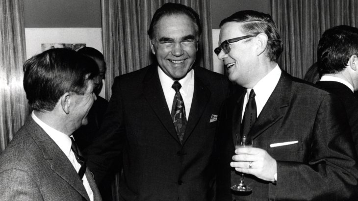 Max Schmeling (*1905; † 2. Februar 2005), der bis heute als einer der populärsten Sportler Deutschlands gilt, wurde 1972 ISPO Pokal Träger. Der deutsche Schwergewichtsboxer hielt von 1930 bis 1932 den Weltmeistertitel. Schmelings Boxkampf-Statistik lag bei 56 Siegen in 70 Profikämpfen. Max Schmeling (*1905; † 2. Februar 2005), der bis heute als einer der populärsten Sportler Deutschlands gilt, wurde 1972 ISPO Pokal Träger. Der deutsche Schwergewichtsboxer hielt von 1930 bis 1932 den Weltmeistertitel. Schmelings Boxkampf-Statistik lag bei 56 Siegen in 70 Profikämpfen.
