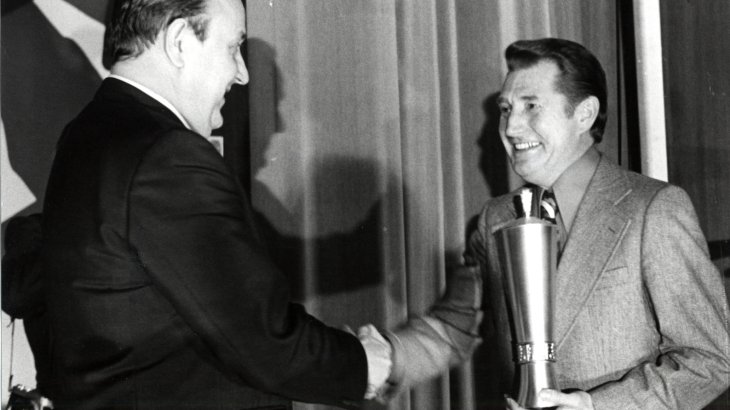 Le footballeur professionnel allemand Fritz Walter (*1920 ; † 17 juin 2002) a été récompensé par le trophée ISPO en 1974 (à droite). Vingt ans plus tôt, il avait mené l'équipe allemande au titre historique de la Coupe du monde de football ("Miracle de Berne"). Il a été le premier joueur de l'équipe nationale à être nommé capitaine honoraire.