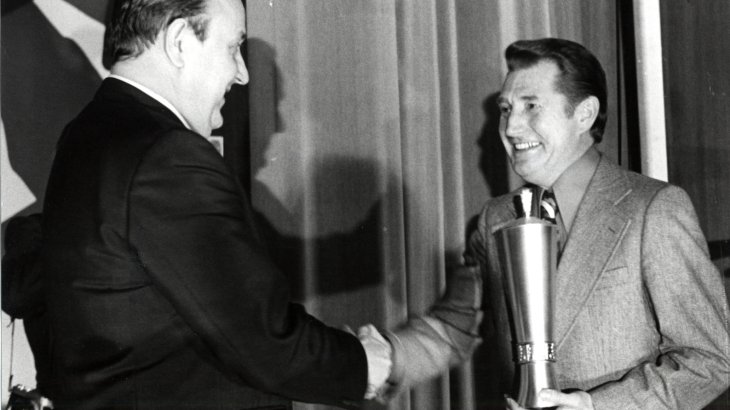 Der deutsche Fußballprofi Fritz Walter (*1920; † 17. Juni 2002) wurde 1974 mit dem ISPO Pokal ausgezeichnet (r.). 20 Jahre zuvor führte er die deutsche Mannschaft zum historischen Fußball-WM-Titel („Wunder von Bern“). Er war der erste Nationalspieler, der zum Ehrenspielführer ernannt wurde.