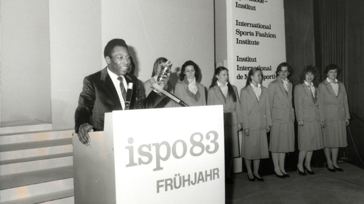 Pokalträger 1983: Pelé, der brasilianische Ausnahme-Fußballspieler (am Pult), der von vielen als bester Spieler aller Zeiten betitelt wird. Er schoss bis zum Ende seiner Fußballer-Karriere 1977 weit über 1250 Tore. 1999 wurde er vom Internationalen Olympischen Komitees (IOC) zum Sportler des vergangenen Jahrhunderts gewählt. Pokalträger 1983: Pelé, der brasilianische Ausnahme-Fußballspieler (am Pult), der von vielen als bester Spieler aller Zeiten betitelt wird. Er schoss bis zum Ende seiner Fußballer-Karriere 1977 weit über 1250 Tore. 1999 wurde er vom Internationalen Olympischen Komitees (IOC) zum Sportler des vergangenen Jahrhunderts gewählt.
