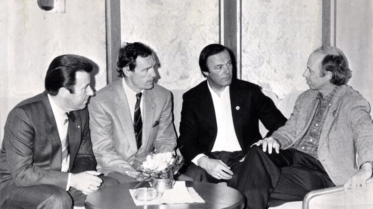En 1986, Jean-Claude Killy, corredor de esquí francés, recibió el trofeo ISPO. En la foto (2º por la izquierda) en conversación con el entonces director de la feria, Dr. Werner Marzin, Toni Sailer (3º por la izquierda) y Willy Bogner (4º por la izquierda). El "Napoleón del esquí", como se le conocía en su época, dominó las carreras en los años sesenta. En Grenoble 1968, por ejemplo, ganó un total de tres medallas de oro olímpicas en las categorías de descenso, eslalon gigante y eslalon.