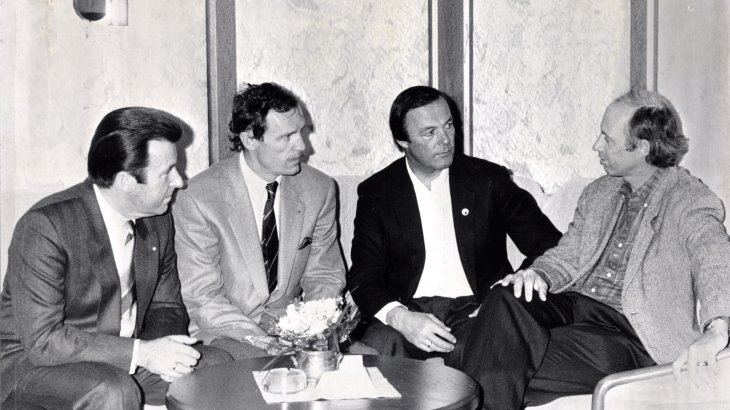 1986 wurde Jean-Claude Killy, Skirennsportler aus Frankreich, mit dem ISPO Pokal ausgezeichnet. Im Bild (2.v.l.) im Gespräch mit dem damaligen Messechef Dr. Werner Marzin, Toni Sailer (3.v.l.) und Willy Bogner (4.v.l.). Der „Ski-Napoleon“, wie er seiner Zeit genannt wurde, dominierte den Rennsport in den 1960er Jahren. Er fuhr z.B. 1968 in Grenoble insgesamt gleich drei olympische Gold-Medaillen in den Kategorien Abfahrt, Riesenslalom und Slalom ein. 1986 wurde Jean-Claude Killy, Skirennsportler aus Frankreich, mit dem ISPO Pokal ausgezeichnet. Im Bild (2.v.l.) im Gespräch mit dem damaligen Messechef Dr. Werner Marzin, Toni Sailer (3.v.l.) und Willy Bogner (4.v.l.). Der „Ski-Napoleon“, wie er seiner Zeit genannt wurde, dominierte den Rennsport in den 1960er Jahren. Er fuhr z.B. 1968 in Grenoble insgesamt gleich drei olympische Gold-Medaillen in den Kategorien Abfahrt, Riesenslalom und Slalom ein.