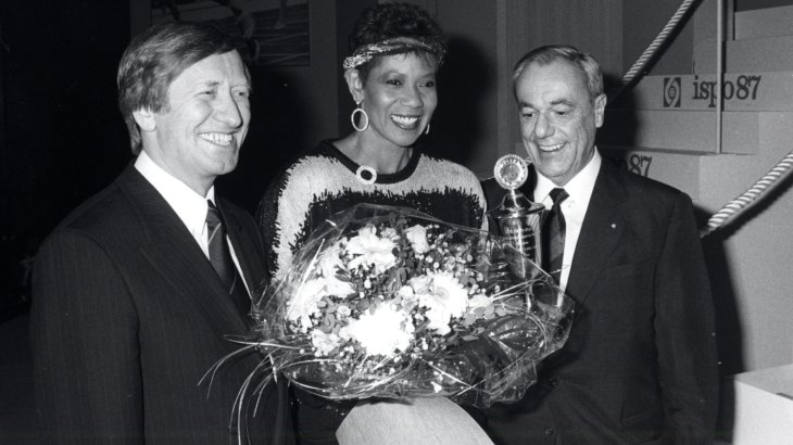 In 1987, the ISPO trophy went to the US track and field athlete and three-time Olympic champion Wilma Rudolph (*1940; † 1994) (center). In 1960, the sprinter also went down in history as the first woman in the world to run under 23 seconds over 200 meters. One year later, she set another world record of 11.2 seconds over 100 meters. The Wilma Rudolph Foundation, which she founded, supports young female athletes.