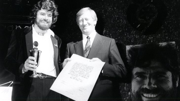 El surtirolés Reinhold Messner, que cumplió 75 años en 2019, recibió el Trofeo ISPO en 1989 (izquierda). Reinhold Messner está considerado uno de los alpinistas más famosos del mundo y ha cambiado el estilo del alpinismo de gran altitud. En 1978, junto con Peter Habeler, fue la primera persona en alcanzar la cima del Everest sin botellas de oxígeno. De 1970 a 1986, también escaló 14 ochomiles, a los que siguieron muchas más cumbres extremas.
