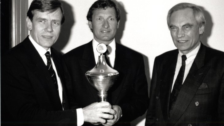 Der Österreicher Franz Klammer (Mitte), der als Skirennläufer berühmt wurde, verdiente sich 1992 den ISPO Pokal. Mit 25 Abfahrtssiegen ging er seinerzeit als erfolgreichster Abfahrer in die Weltcupgeschichte ein. Bei den Olympischen Winterspielen 1976 in Innsbruck gewann Kammerer auch die Goldmedaille im Abfahrtslauf. Der Österreicher Franz Klammer (Mitte), der als Skirennläufer berühmt wurde, verdiente sich 1992 den ISPO Pokal. Mit 25 Abfahrtssiegen ging er seinerzeit als erfolgreichster Abfahrer in die Weltcupgeschichte ein. Bei den Olympischen Winterspielen 1976 in Innsbruck gewann Kammerer auch die Goldmedaille im Abfahrtslauf.