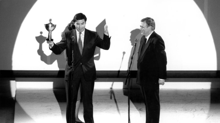 Die 1993 mit dem ISPO Pokal ausgezeichnete Radsportlegende Eddy Merckx (l.) aus Belgien gilt als der erfolgreichsten Radrennfahrer aller Zeiten. Die Seite "Mémoire du Cyclisme" listet von 1966 bis 1978 insgesamt 525 Straßensiege auf, 98 Siege auf der Bahn sowie zwei Siege bei Querfeldein-Rennen. 1977 beendete er die Sportlerkarriere und baute unter seinem Namen ein Unternehmen auf, das Rennräder herstellt. Die 1993 mit dem ISPO Pokal ausgezeichnete Radsportlegende Eddy Merckx (l.) aus Belgien gilt als der erfolgreichsten Radrennfahrer aller Zeiten. Die Seite "Mémoire du Cyclisme" listet von 1966 bis 1978 insgesamt 525 Straßensiege auf, 98 Siege auf der Bahn sowie zwei Siege bei Querfeldein-Rennen. 1977 beendete er die Sportlerkarriere und baute unter seinem Namen ein Unternehmen auf, das Rennräder herstellt.