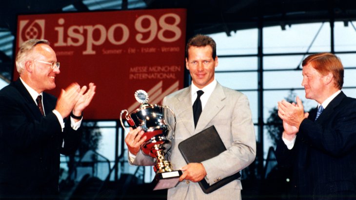 1998: Henry Maske (centro) recibió el trofeo de manos de Manfred Wutzlhofer (izquierda), entonces Presidente del Consejo de Administración de la feria de Múnich, por su excepcional y justo éxito deportivo como boxeador profesional. Maske fue campeón mundial de peso semipesado de la IBF en marzo de 1993, título que defendió hasta 1996.