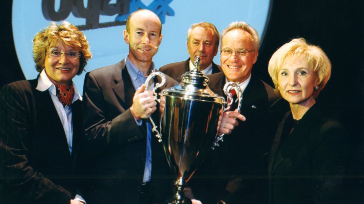 2002: Ingemar Stenmark war von 1973 bis 1989 schwedischer Skirennläufer. Der zweimalige Olympiasieger, fünfmalige Weltmeister und dreimalige Gewinner des Gesamtweltcups gilt als einer der erfolgreichsten alpinen Skirennläufer seit 1967. Er gewann 86 Weltcups – bis heute kommt da niemand ran. Im Bild hält er den ISPO Pokal mit dem damaligen Messechef Manfred Wutzlhofer (l.). Außerdem dabei (v.l.n.r.): Hans Spitzner Staatssekretär a.D. Wirtschaftsministerium Bayern, die ehemalige 2. Bürgermeisterin von München Gertraud Burkert und Karin Stoiber. 2002: Ingemar Stenmark war von 1973 bis 1989 schwedischer Skirennläufer. Der zweimalige Olympiasieger, fünfmalige Weltmeister und dreimalige Gewinner des Gesamtweltcups gilt als einer der erfolgreichsten alpinen Skirennläufer seit 1967. Er gewann 86 Weltcups – bis heute kommt da niemand ran. Im Bild hält er den ISPO Pokal mit dem damaligen Messechef Manfred Wutzlhofer (l.). Außerdem dabei (v.l.n.r.): Hans Spitzner Staatssekretär a.D. Wirtschaftsministerium Bayern, die ehemalige 2. Bürgermeisterin von Münche