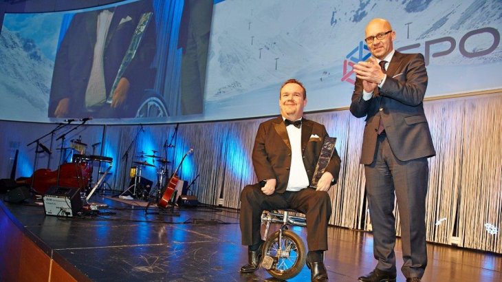 2014 – der Schwede David Lega hat als paralympischer Schwimmer insgesamt 14 Weltrekorde aufgestellt. Seit 2011 ist er in der Politik unterwegs, erst als Bürgermeister von Göteborg, inzwischen als Abgeordneter im Europäischen Parlament. Der ISPO Pokal wurde ihm von Klaus Dittrich, dem Vorsitzenden der Geschäftsführung Messe München (rechts), übergeben. 2014 – der Schwede David Lega hat als paralympischer Schwimmer insgesamt 14 Weltrekorde aufgestellt. Seit 2011 ist er in der Politik unterwegs, erst als Bürgermeister von Göteborg, inzwischen als Abgeordneter im Europäischen Parlament. Der ISPO Pokal wurde ihm von Klaus Dittrich, dem Vorsitzenden der Geschäftsführung Messe München (rechts), übergeben.