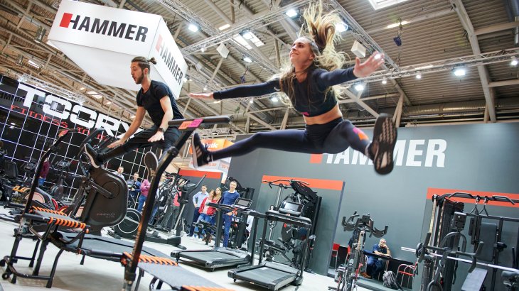 Trampolin springen bei Hammer in der Halle A6 auf der ISPO Munich 2020 Trampolin springen bei Hammer in der Halle A6 auf der ISPO Munich 2020