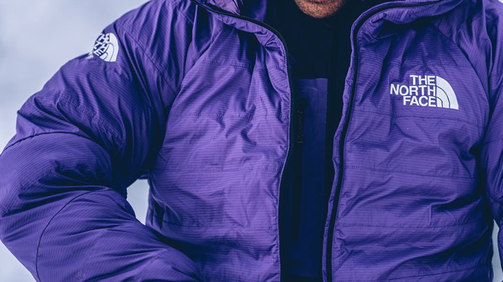 THE NORTH FACE SUMMIT L3 50/50 DOWN Hoodie in Aktion THE NORTH FACE SUMMIT L3 50/50 DOWN Hoodie in Aktion
