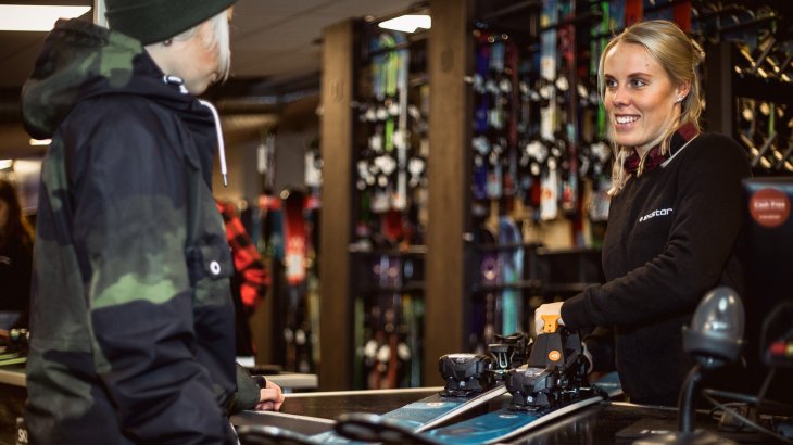 Adjusting the binding with the Skiclicker Sole, saves time and is easy and convient without the ski boot. Adjusting the binding with the Skiclicker Sole, saves time and is easy and convient without the ski boot.