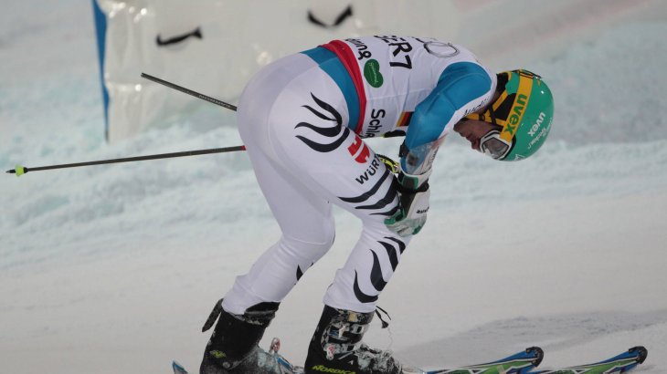 However, Neureuther, who is popular with the public because of his rascal charm, remains unfinished at the Olympic Games: In 2010 in Vancouver he was eliminated in the first round of the slalom, but still finished eighth in the giant slalom. In 2014 in Sochi, he was unable to compete due to whiplash and a rib injury after a car accident. In 2018, a torn cruciate ligament prevents him from taking part.