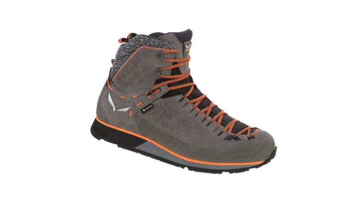 Beim ISPO Award 2020 als Gold Winner ausgezeichnet: Der Salewa Mountain Trainer 2 Winter GTX ist der perfekte Begleiter für Abenteuer im Schnee. Beim ISPO Award 2020 als Gold Winner ausgezeichnet: Der Salewa Mountain Trainer 2 Winter GTX ist der perfekte Begleiter für Abenteuer im Schnee.