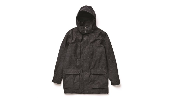 Für Männer verwandelt sich der wasserdichte Royal Robbins Waterproof Parka in eine angesagte Gym-Bag mit verstellbaren Schultergurten. Der Verwandlungsvorgang in vier Bildern. Für Männer verwandelt sich der wasserdichte Royal Robbins Waterproof Parka in eine angesagte Gym-Bag mit verstellbaren Schultergurten. Der Verwandlungsvorgang in vier Bildern.