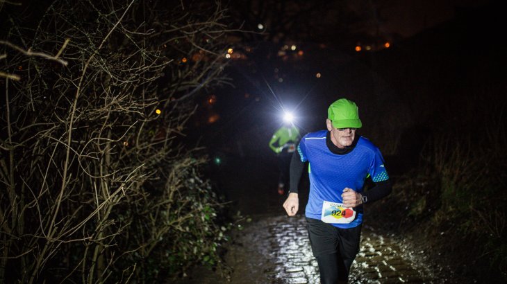 ..., doch zur Königsdisziplin, dem Lauf über 10 km, waren die Teilnehmer im Dunkeln unterwegs. ..., doch zur Königsdisziplin, dem Lauf über 10 km, waren die Teilnehmer im Dunkeln unterwegs.