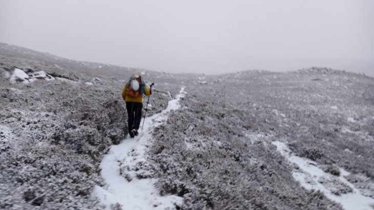 Calum: „Wir laufen in einen „Cairngorm“-Schneesturm. Sehr starker Wind und Schneetreiben, aber die Jacke hielt mich trocken, ohne dass mir zu heiß wurde.“ Calum: „Wir laufen in einen „Cairngorm“-Schneesturm. Sehr starker Wind und Schneetreiben, aber die Jacke hielt mich trocken, ohne dass mir zu heiß wurde.“