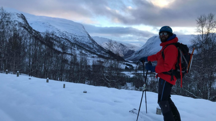 Carlos mal bei einem schönen Wintertag in Norwegen. Der Gewichtsunterschied zwischen der neuen GORE-TEX PRO Jacke und seiner älteren Version sei für Carlos klar spürbar. 