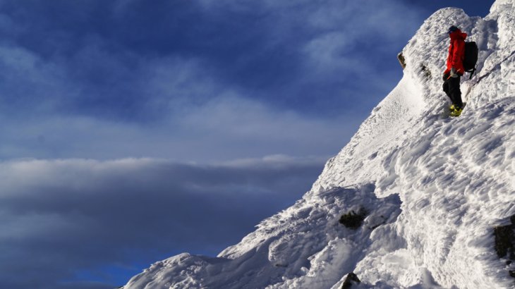 Karl testet die Jacke bei hartem Schnee in den Schweizer Bergen. Karl testet die Jacke bei hartem Schnee in den Schweizer Bergen.