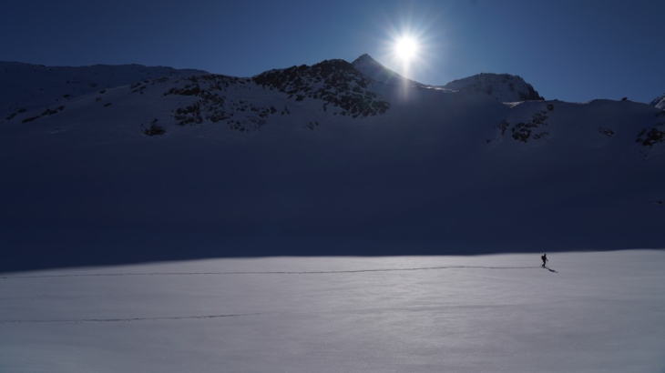 Karl unterwegs auf einer zwei Tages Skitour mit schweren 20 Kilo Gepäck. Nichts an der Jacke sei durchgescheuert. Karl unterwegs auf einer zwei Tages Skitour mit schweren 20 Kilo Gepäck. Nichts an der Jacke sei durchgescheuert.