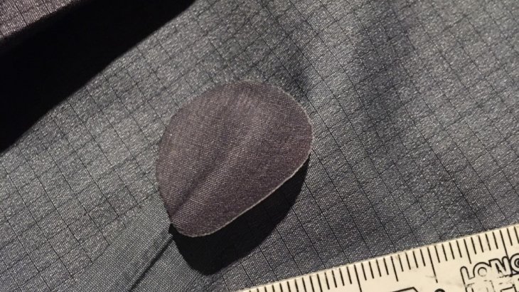 Der Patch, der sich nach einer Woche schon von Karls Jacke löst. Der Patch, der sich nach einer Woche schon von Karls Jacke löst.