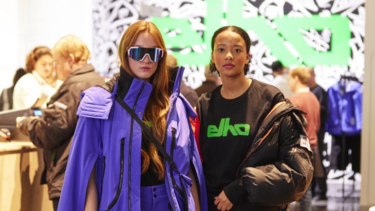 Zwei Models tragen Outdoor-Fashion auf der ISPO Munich.
