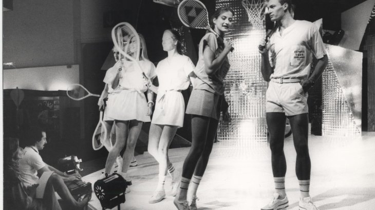 mb-151118-ispo84H_09 Models führen Tennisbekleidung auf einer Bühne vor.