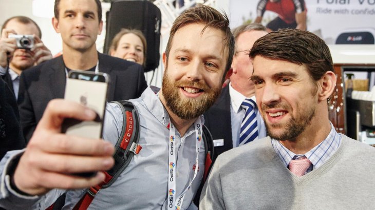 mb-151118-ISPO MUNICH 2015_jf_1450_Phelps Ein Besucher macht ein Selfie mit Michael Phelps.