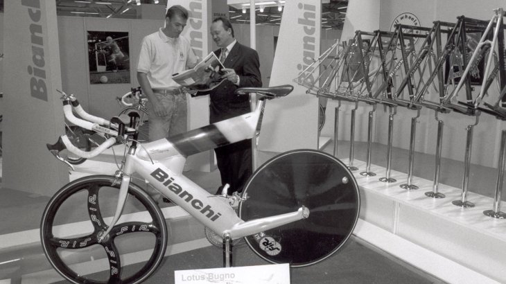 mb-151118-ispo93H_02 Windschnittiges Triathlonfahrrad.