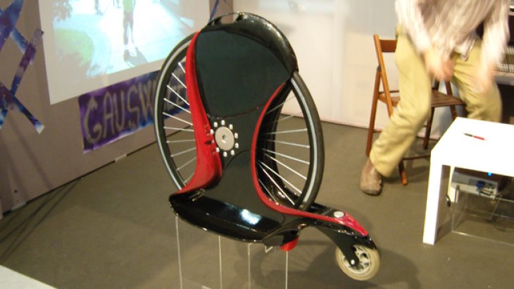 mb-151118-_ispo2009 Rollerartiges Gefährt mit windschnittig verkleidetem großem Vorderrad und kleinem Stützrad.