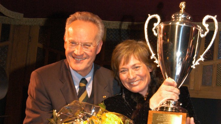 mb-151118-2005 Rosi Mittermaier-4 Messechef Manfred Wutzlhofer übergibt der ehemaligen Skirennläuferin Rosi Mittermaier den ISPO CUP.