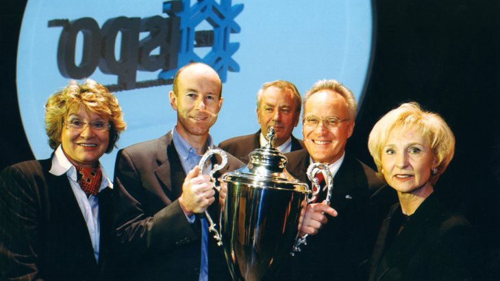 Skifahrer Ingemar Stenmark erhält 2002 den ISPO CUP.