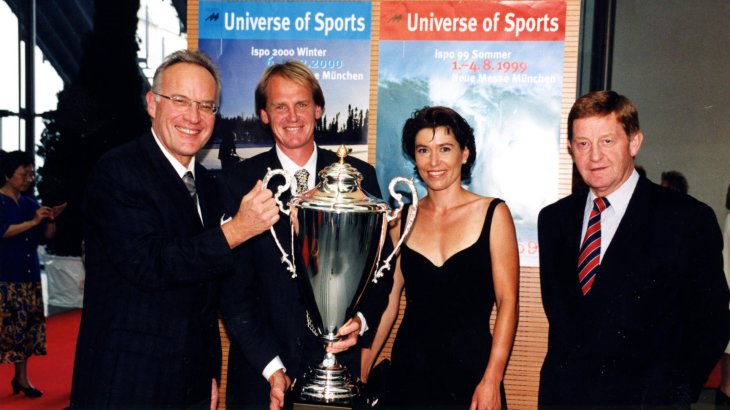 mb-151118-1999su Markus Wasmeier1-3 Ski-Weltmeister Markus Wasmeier erhält den ISPO CUP aus den Händen des damaligen Messechefs Manfred Wutzlhofer.