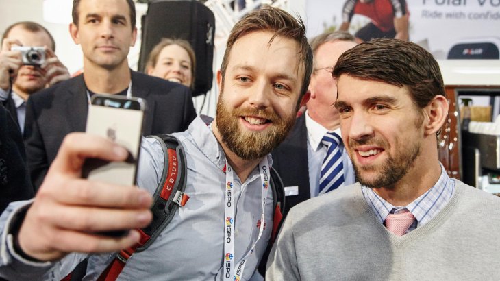 Ein Star zum Anfassen: Ein ISPO-Besucher knipst ein Selfie mit Rekordschwimmer Michael Phelps.
