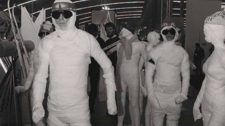 mb-151129-ispo87F_37 Männer und Frauen in einem Mumien-gleichen Outfit.