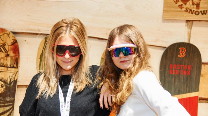 mb-151129-ISPO MUNICH 2015_jf_1860 Zwei Models mit Sport-Sonnenbrillen.