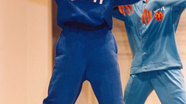 mb-151129-ispo94F_15-1 Zwei Models in Jumpsuit mit DDR-Logo.