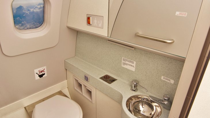 mb-151129-Erlebnistoilette Flugzeug Filiale Muenchen WC im Stil einer Flugzeugtoilette bei Globetrotter.