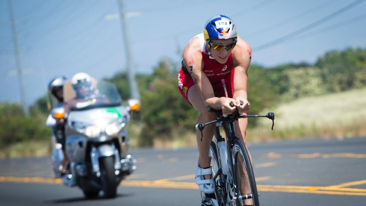 mb-151130-P-20151011-00601_HiRes JPEG 24bit RGB Daniela Ryf auf ihrem Triathlon-Bike.