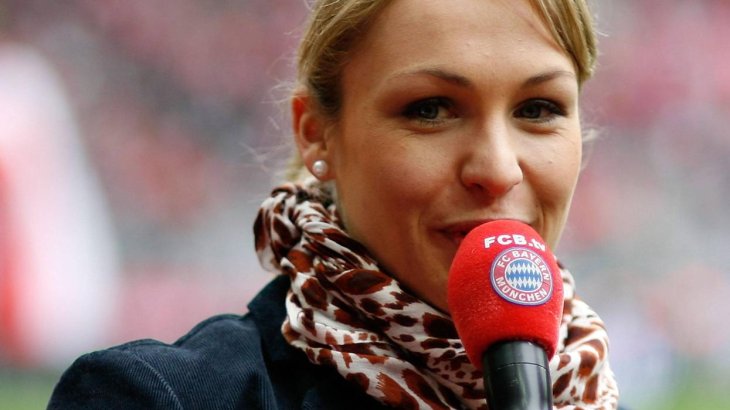 mb-151130-imago13378795h Magdalena Neuner mit FC Bayern Mikro.