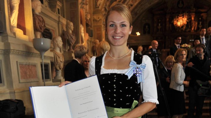 mb-151130-imago21465926h Magdalena Neuner zeigt stolz die Urkunde nach Verleihung des bayerischen Verdienstordens.