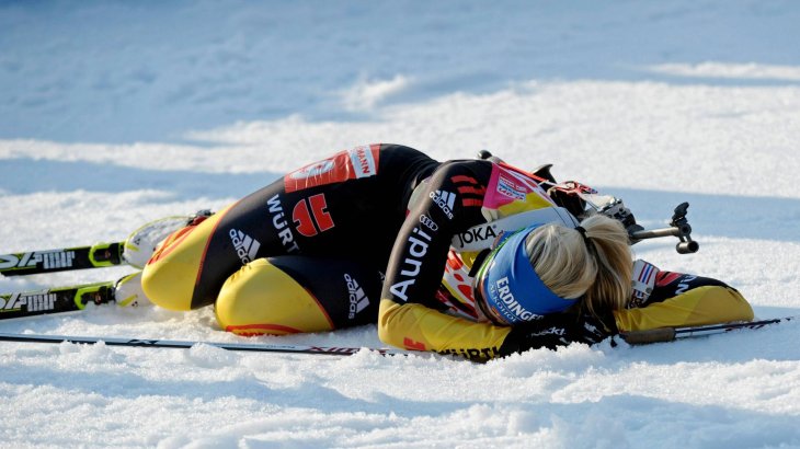 mb-151130-imago10059660h Magdalena Neuner sucht Abkühlung im Schnee.