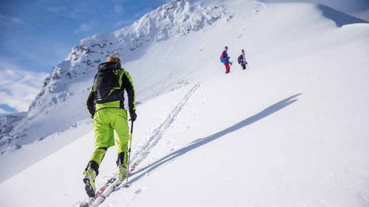 mb-151130-W15_vaude_larsschneider_3519_r Drei Skiwanderer beim Aufstieg.