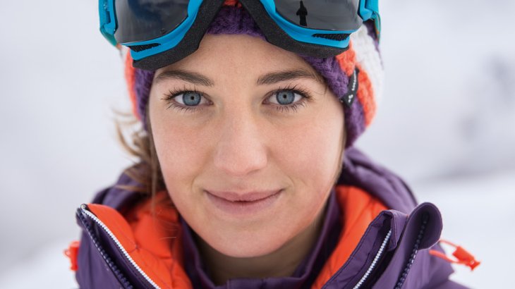 mb-151130-W15_vaude_larsschneider_1142_r Eine junge Frau mit Ski-Brille und einer lilanen Vaude-Jacke.
