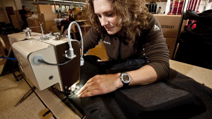 mb-151130-2010_9381_vaude_mair Eine Mitarbeiterin an der Nähmaschine.